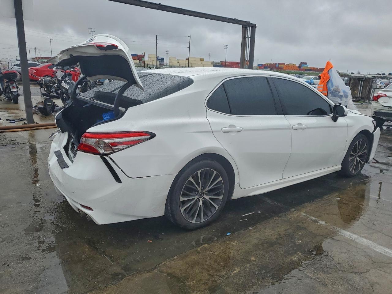 2018 TOYOTA CAMRY L photo 3