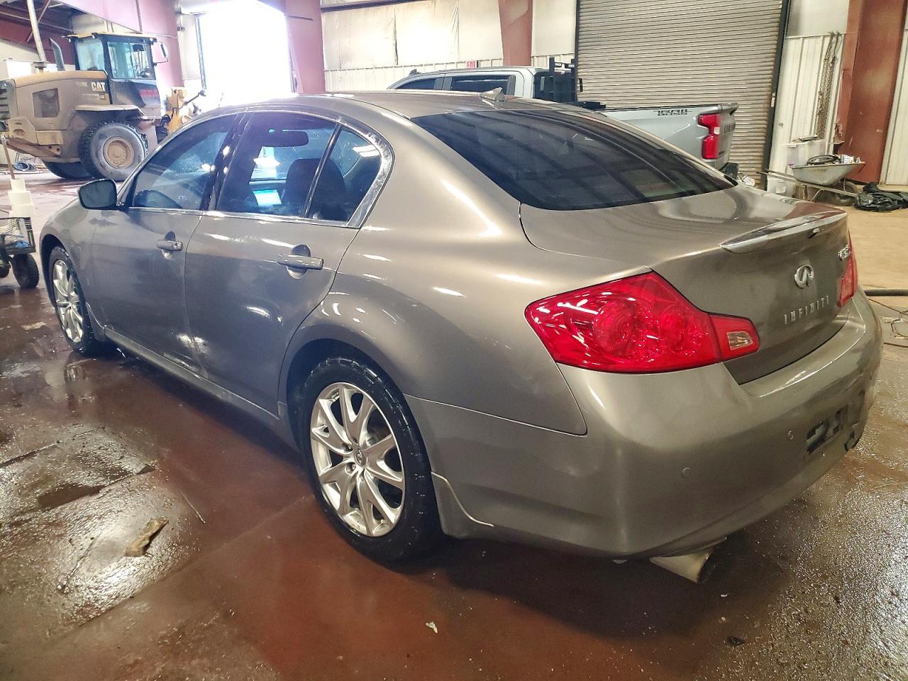 2010 INFINITI G37 photo 2