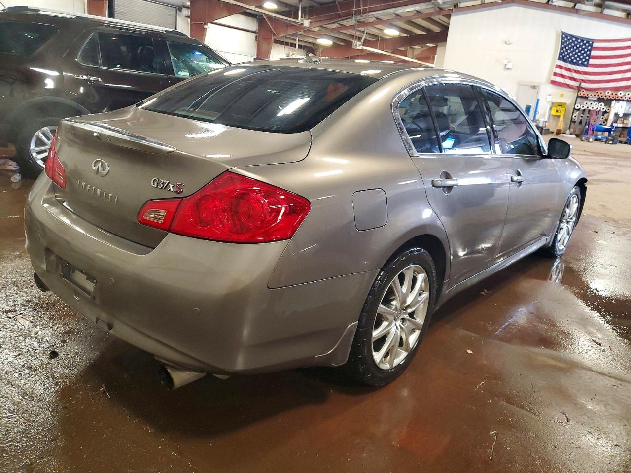 2010 INFINITI G37 photo 3