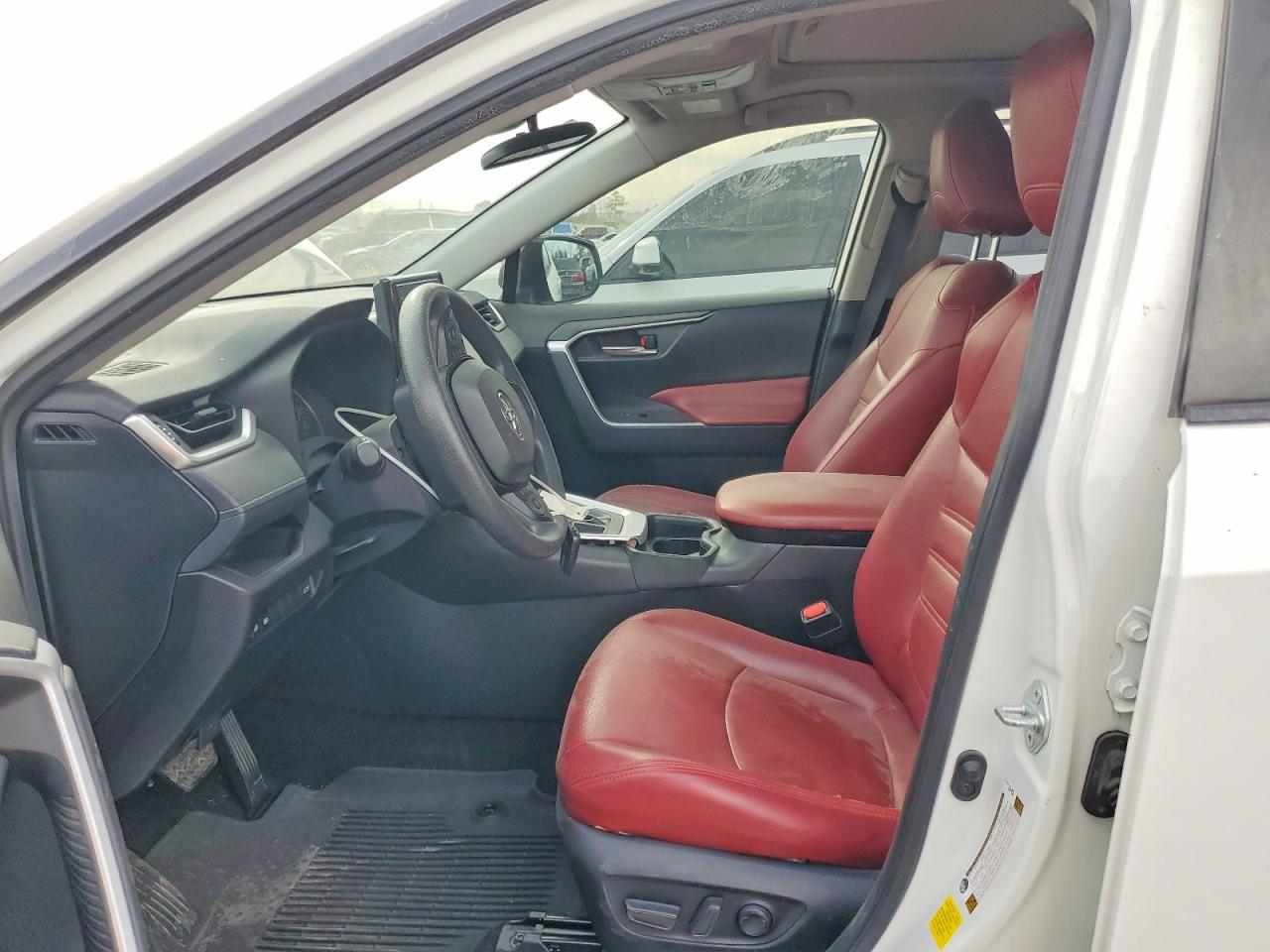 2019 TOYOTA RAV4 XLE photo 25