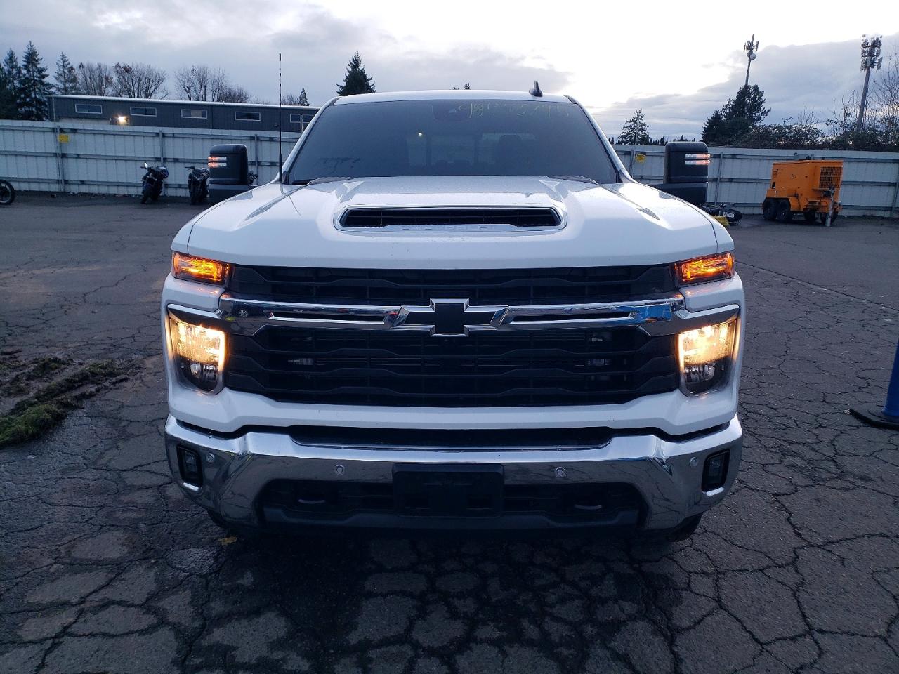 2025 CHEVROLET SILVERADO K3500 LT photo 9