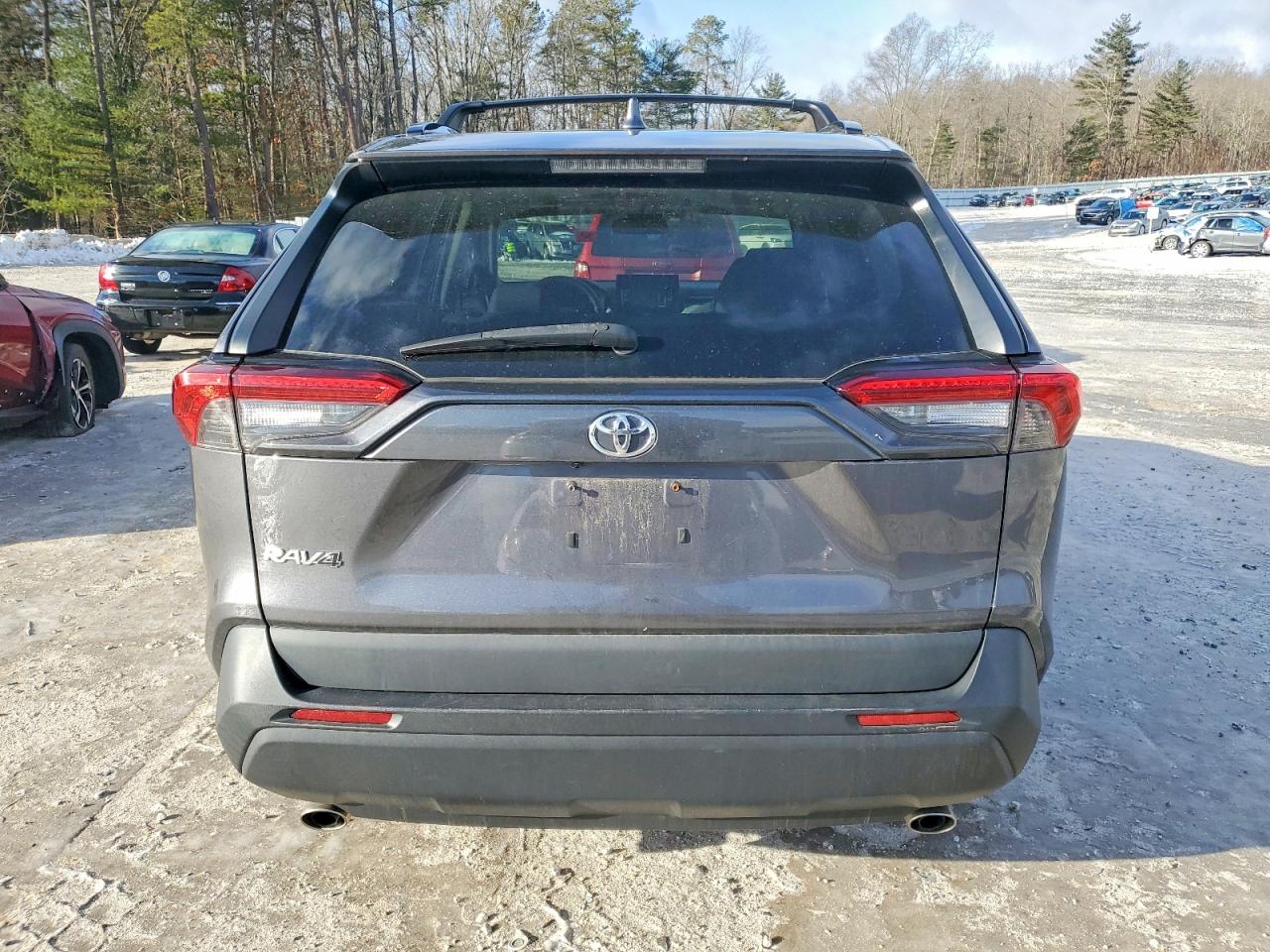 2021 TOYOTA RAV4 XLE photo 6