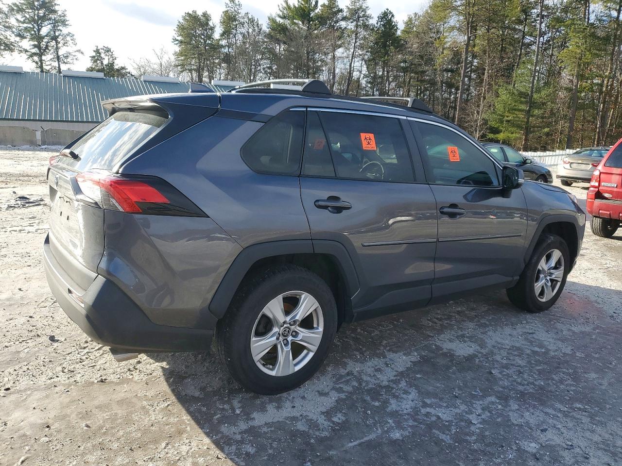 2021 TOYOTA RAV4 XLE photo 3