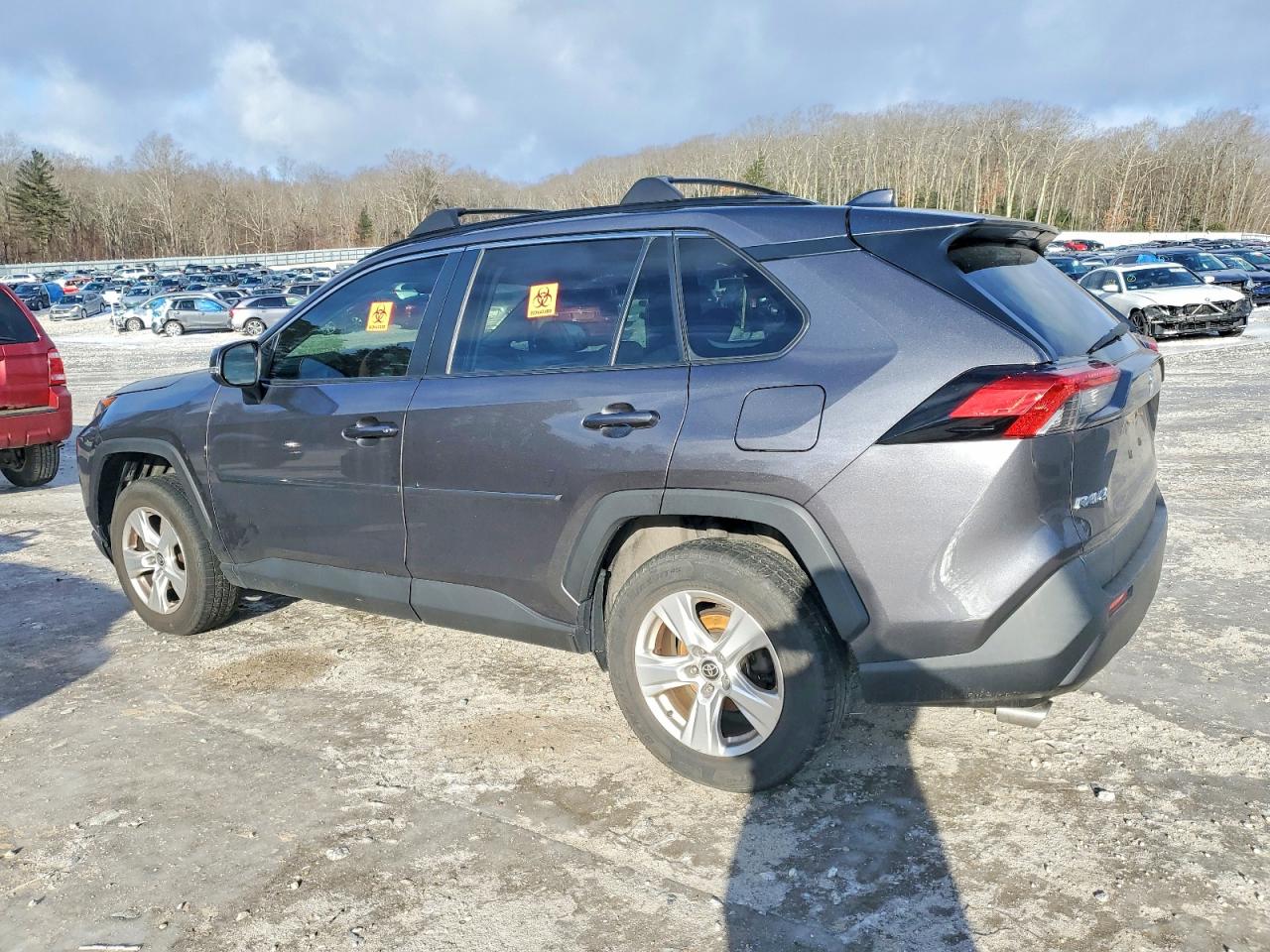 2021 TOYOTA RAV4 XLE photo 2