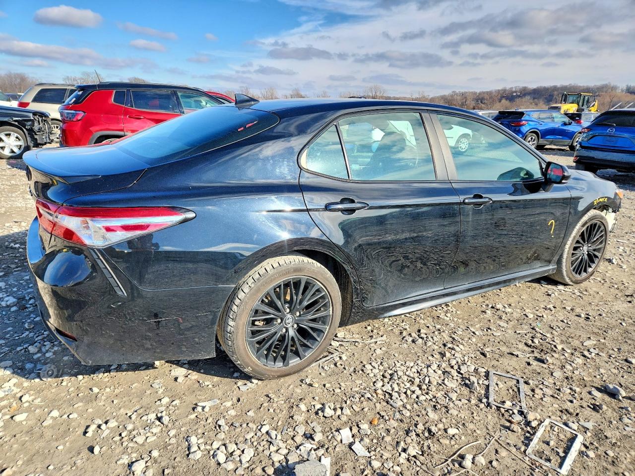 2020 TOYOTA CAMRY SE photo 3