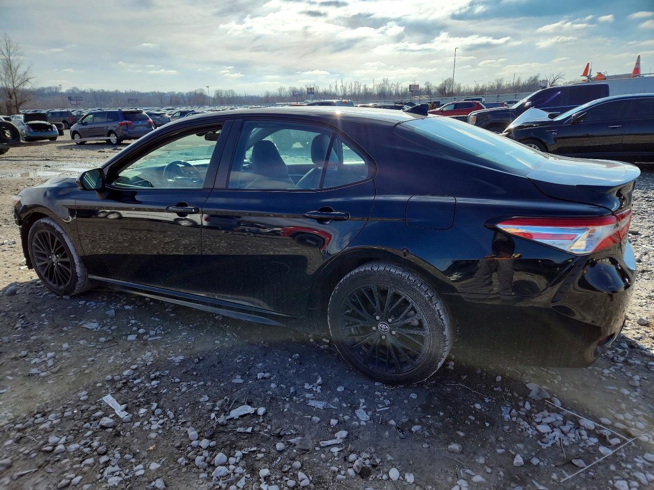 2020 TOYOTA CAMRY SE photo 2