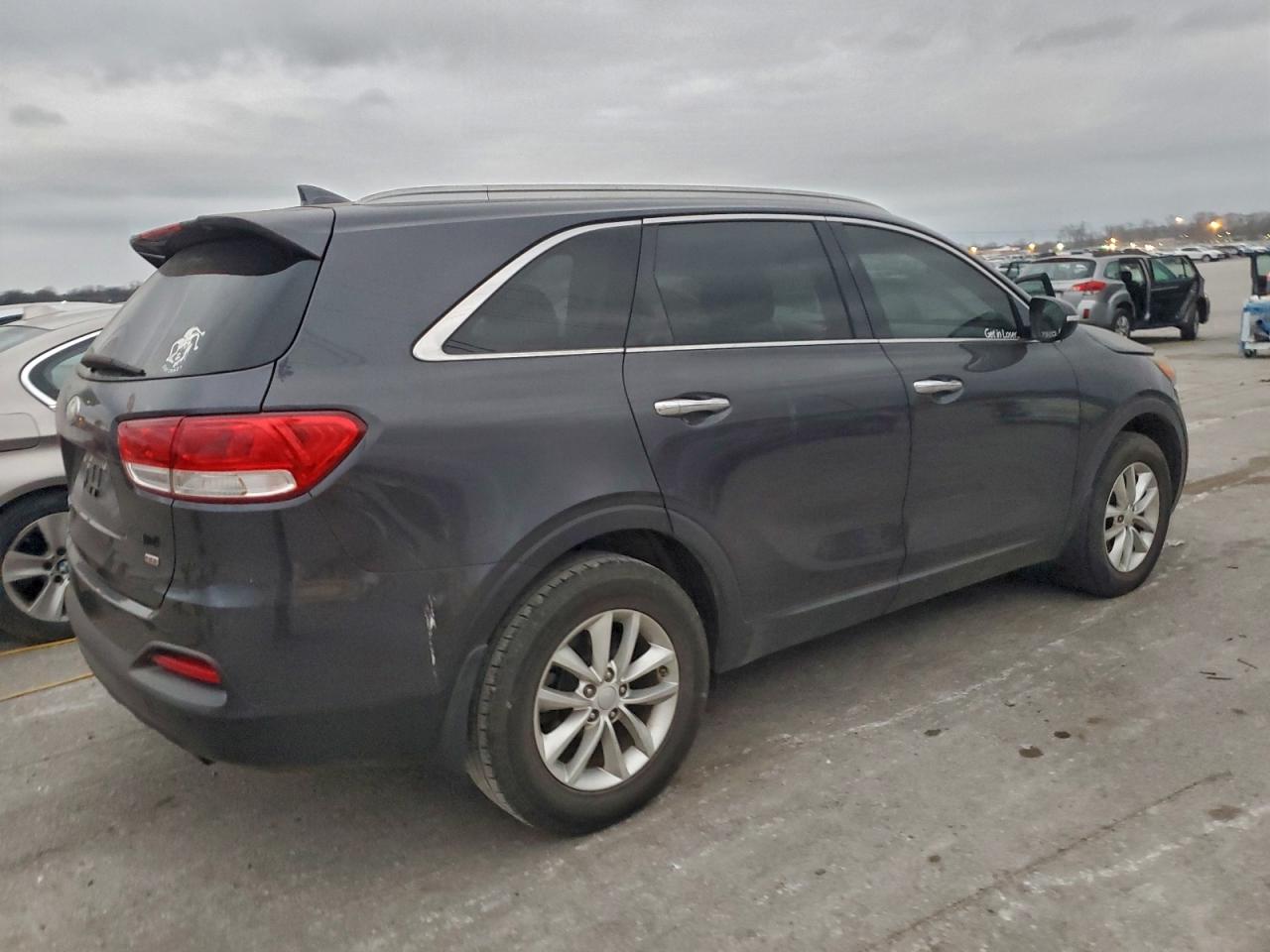 2017 KIA SORENTO LX photo 3