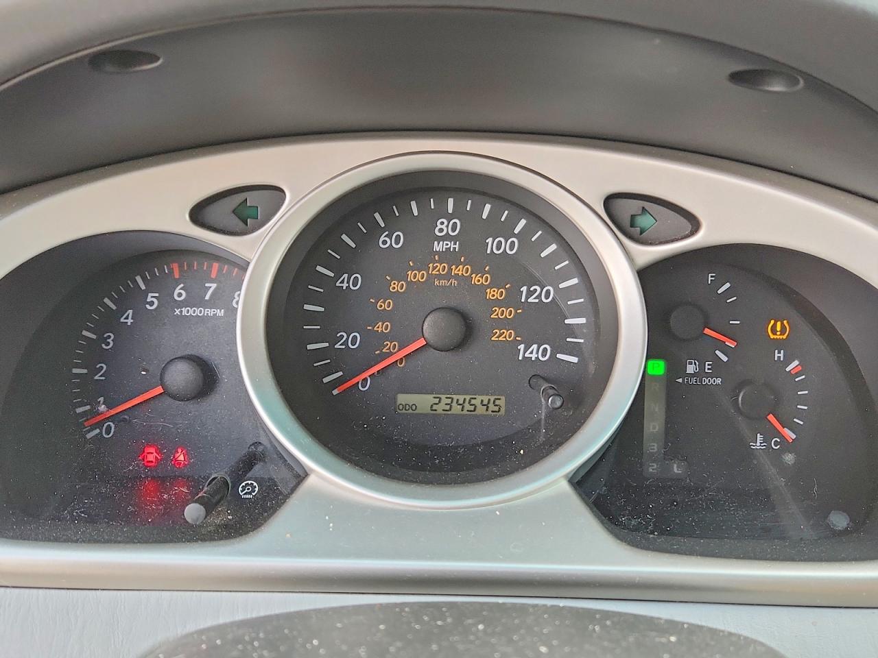 2004 TOYOTA HIGHLANDER BASE photo 9