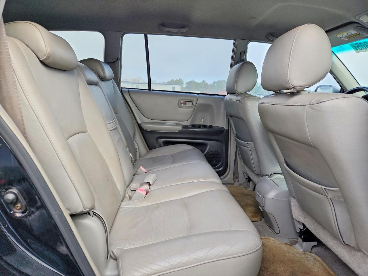 2004 TOYOTA HIGHLANDER BASE photo 11