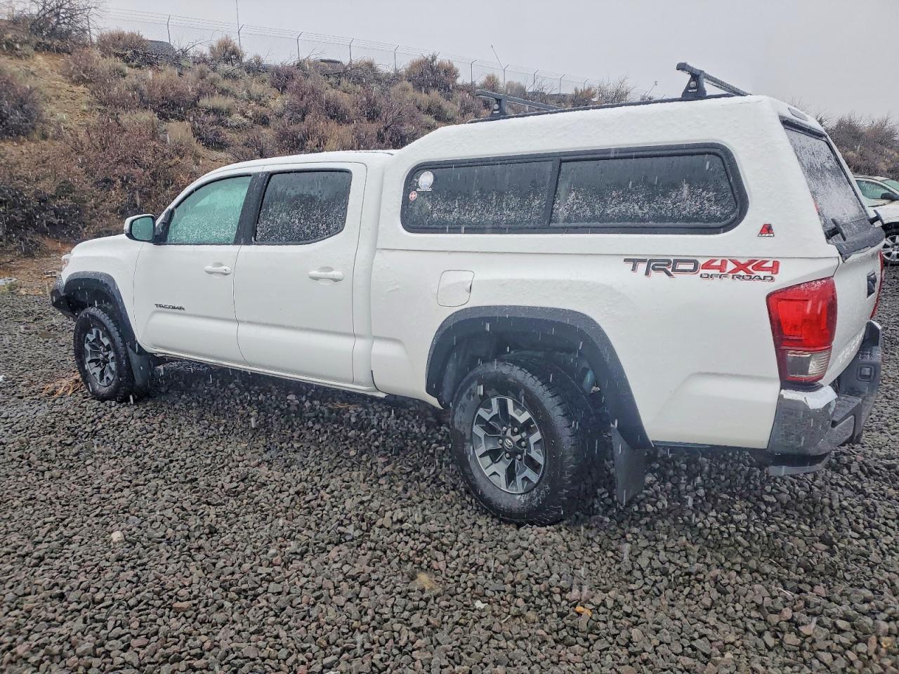 2017 TOYOTA TACOMA DOUBLE CAB photo 2