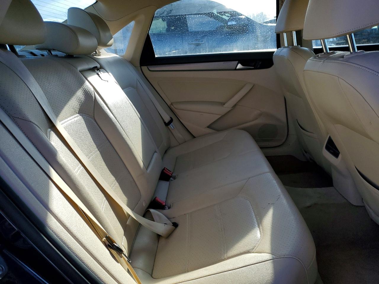 2014 VOLKSWAGEN PASSAT SE photo 10