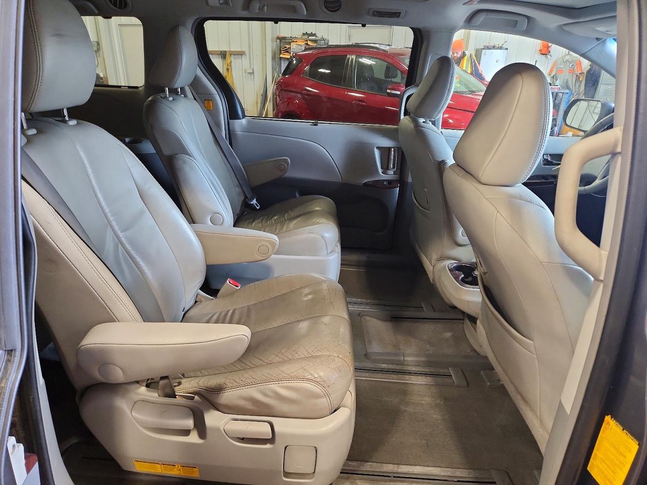 2013 TOYOTA SIENNA XLE photo 21