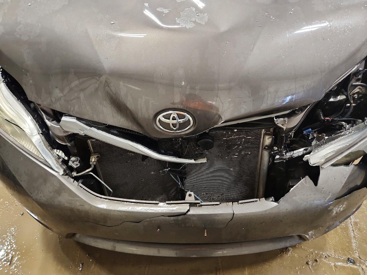 2013 TOYOTA SIENNA XLE photo 23