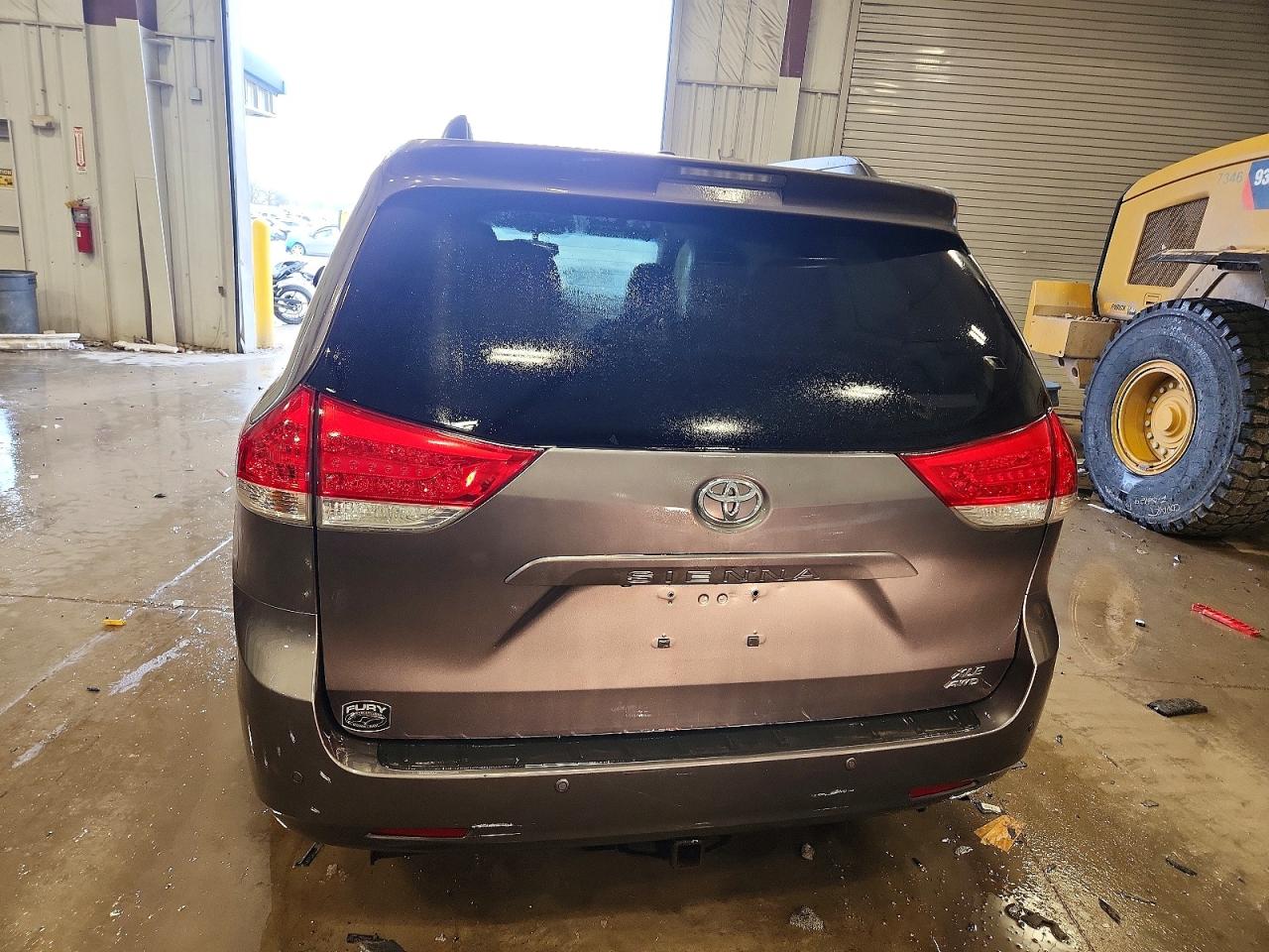 2013 TOYOTA SIENNA XLE photo 11