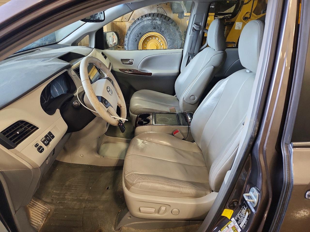 2013 TOYOTA SIENNA XLE photo 13