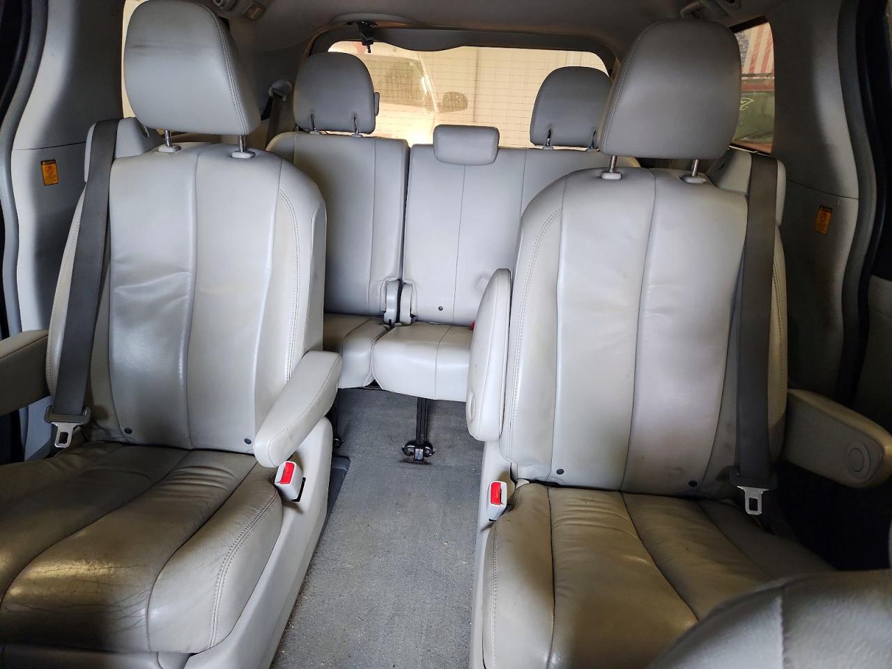 2013 TOYOTA SIENNA XLE photo 19