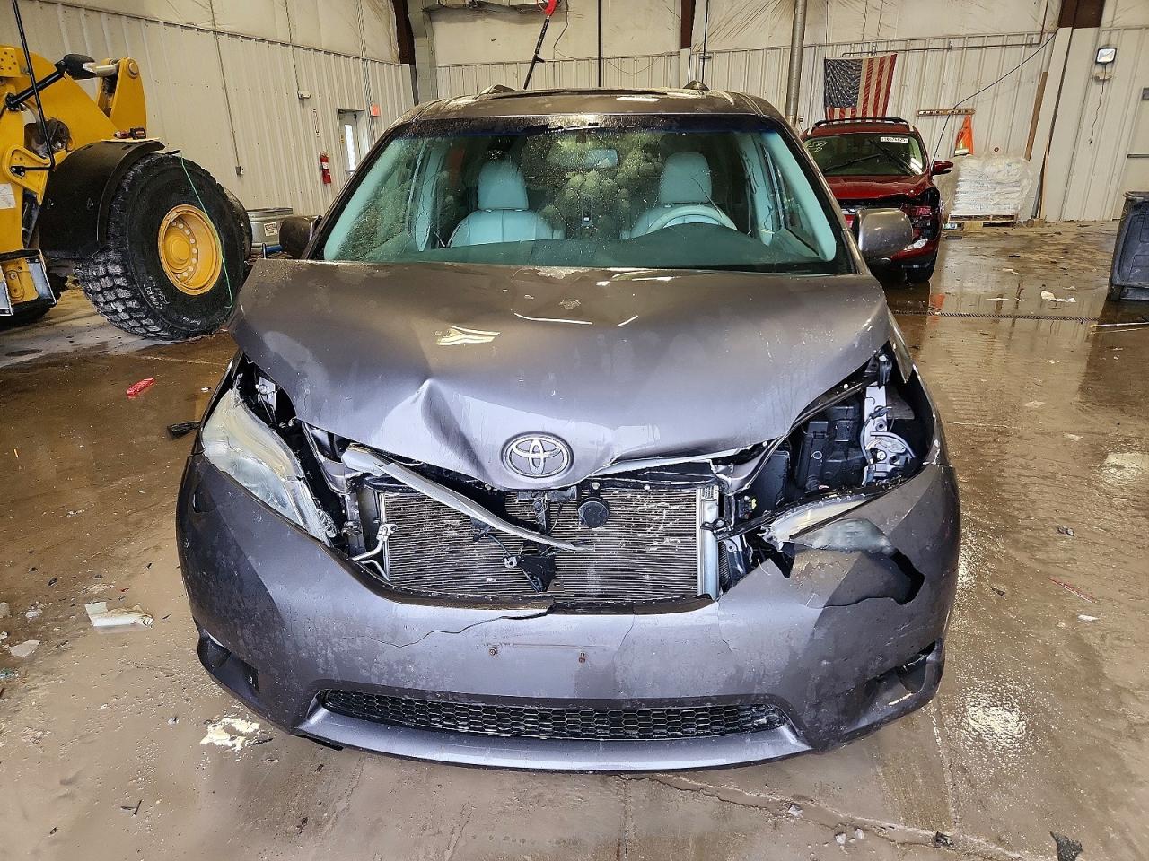 2013 TOYOTA SIENNA XLE photo 9