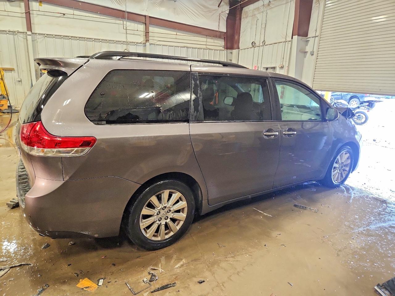 2013 TOYOTA SIENNA XLE photo 5