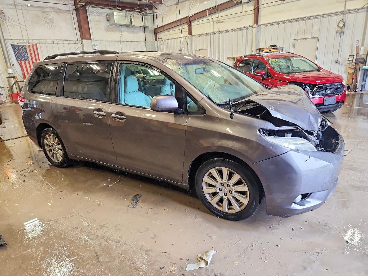 2013 TOYOTA SIENNA XLE photo 7