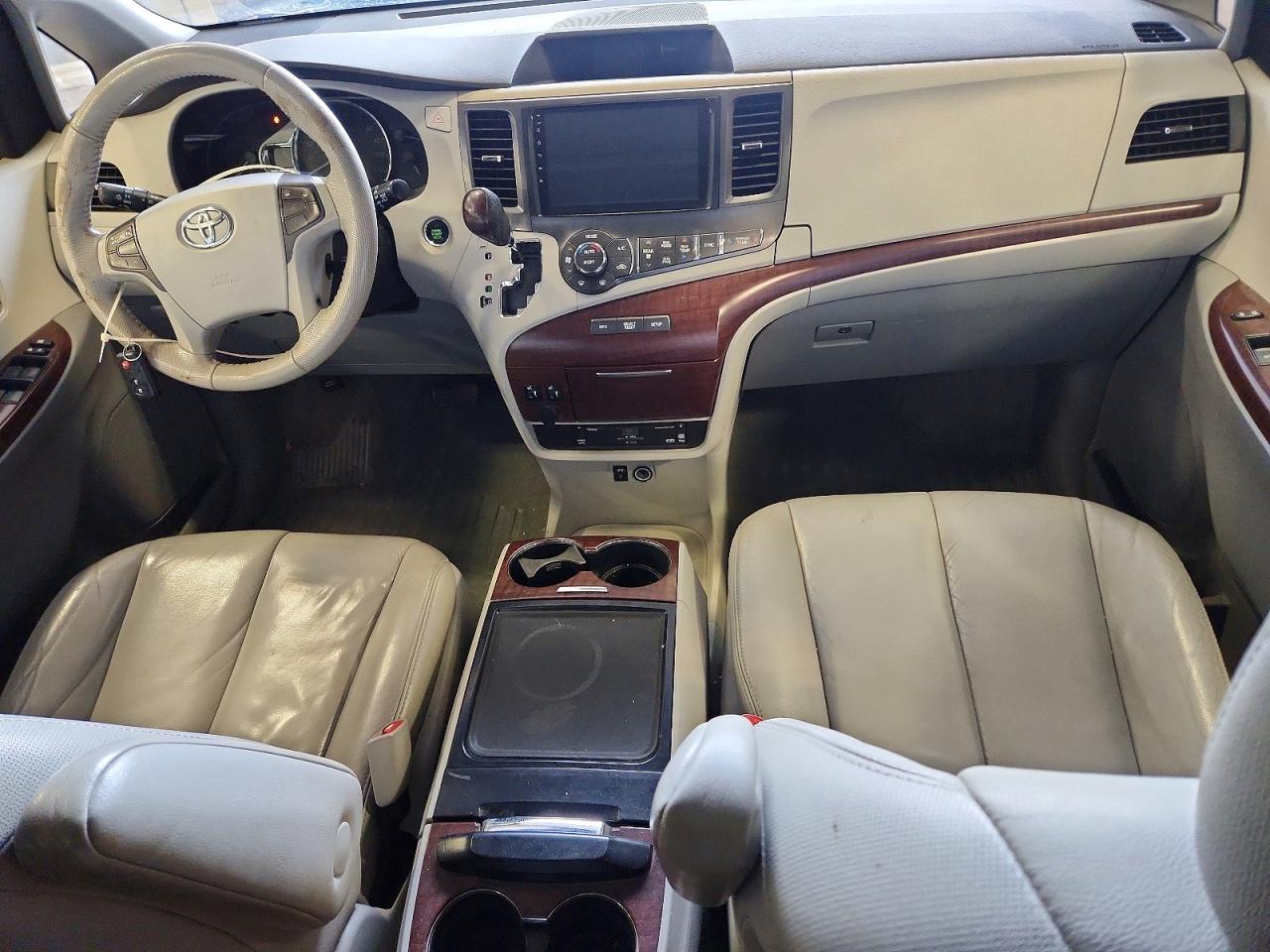 2013 TOYOTA SIENNA XLE photo 15