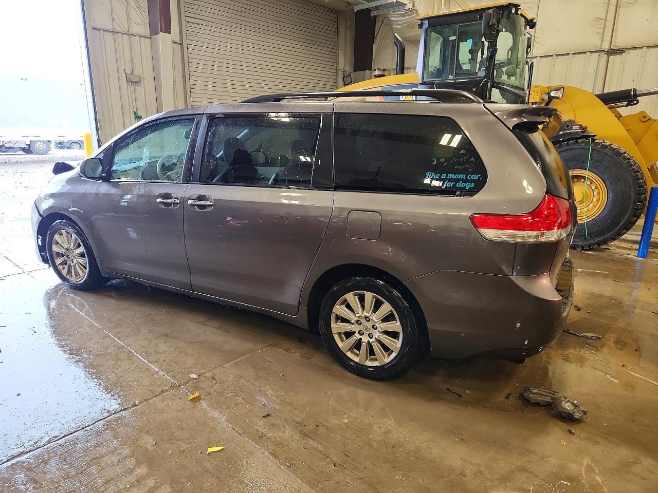 2013 TOYOTA SIENNA XLE photo 3