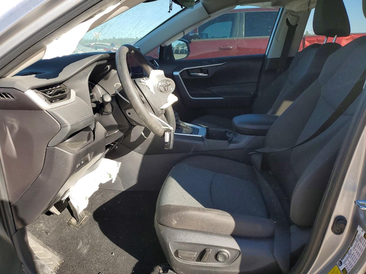 2025 TOYOTA RAV4 XLE photo 13