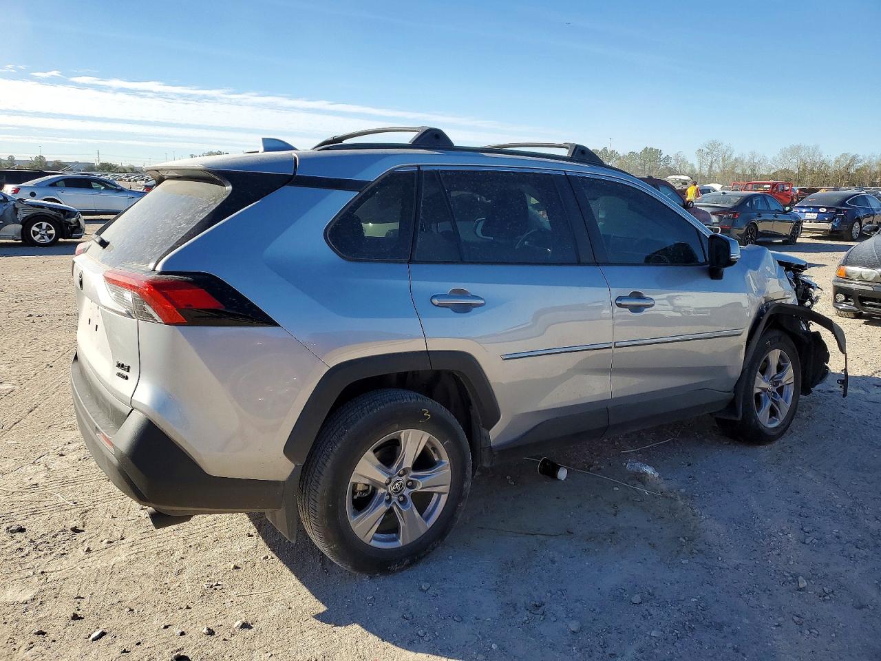 2025 TOYOTA RAV4 XLE photo 5