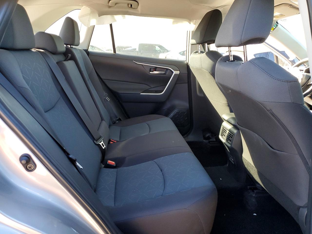 2025 TOYOTA RAV4 XLE photo 19