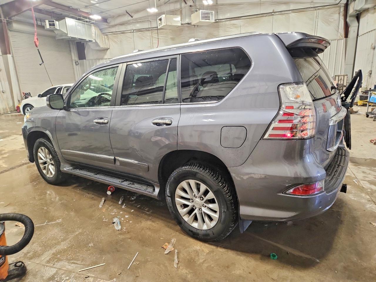 2017 LEXUS GX 460 photo 2