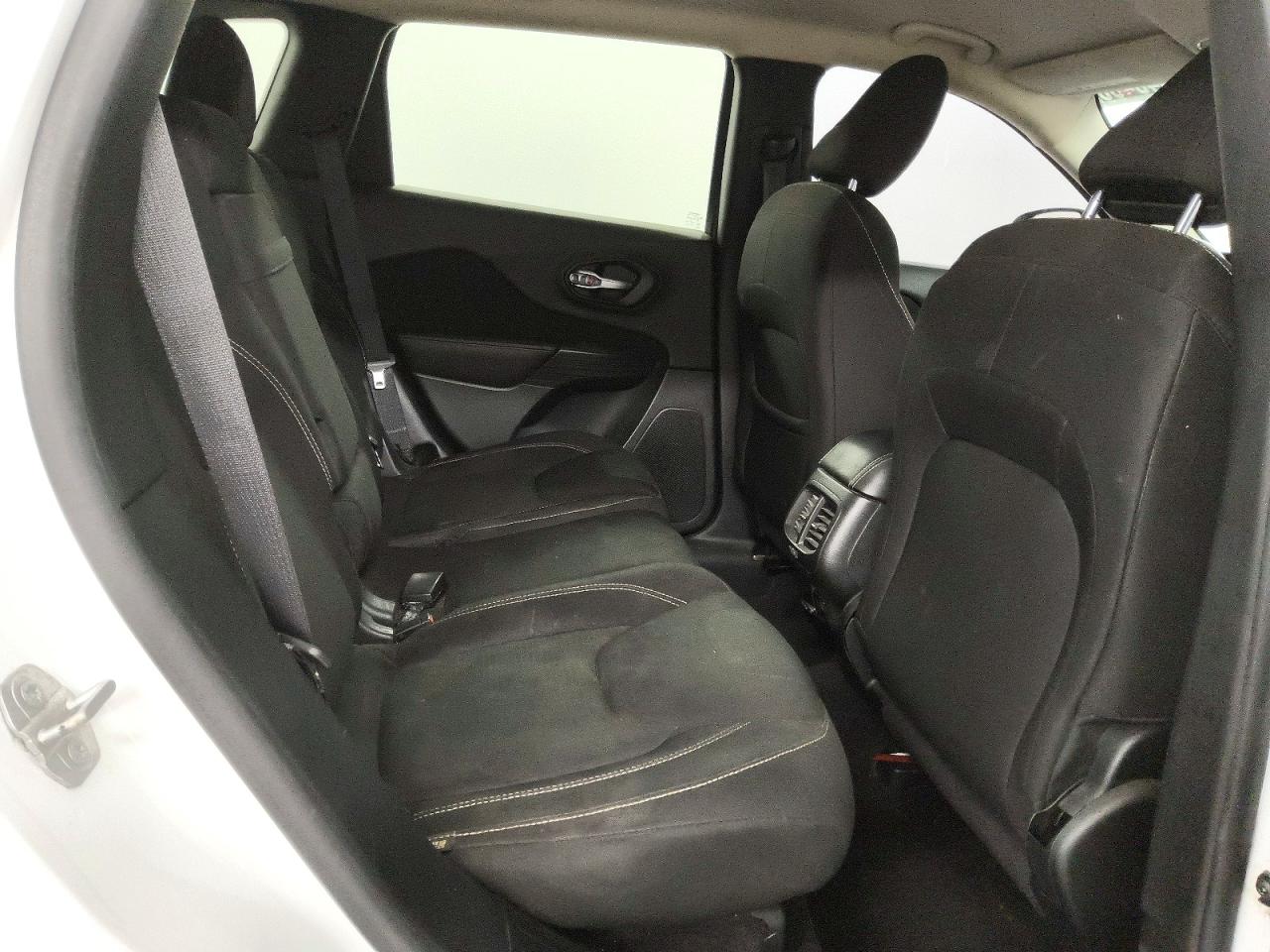 2016 JEEP CHEROKEE LATITUDE photo 11