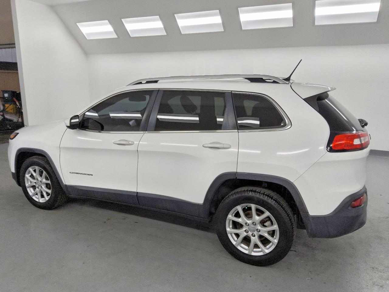 2016 JEEP CHEROKEE LATITUDE photo 2