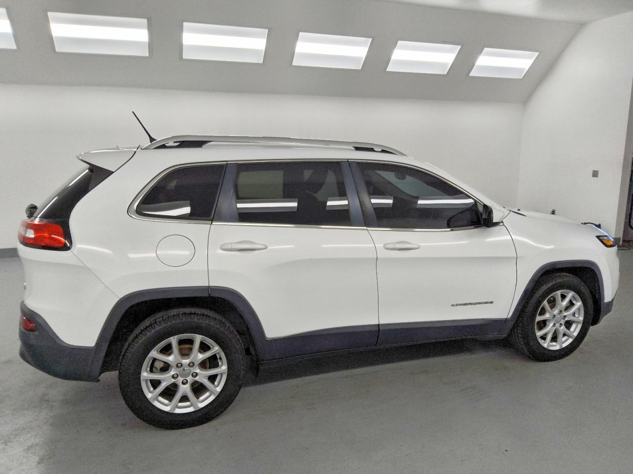 2016 JEEP CHEROKEE LATITUDE photo 3
