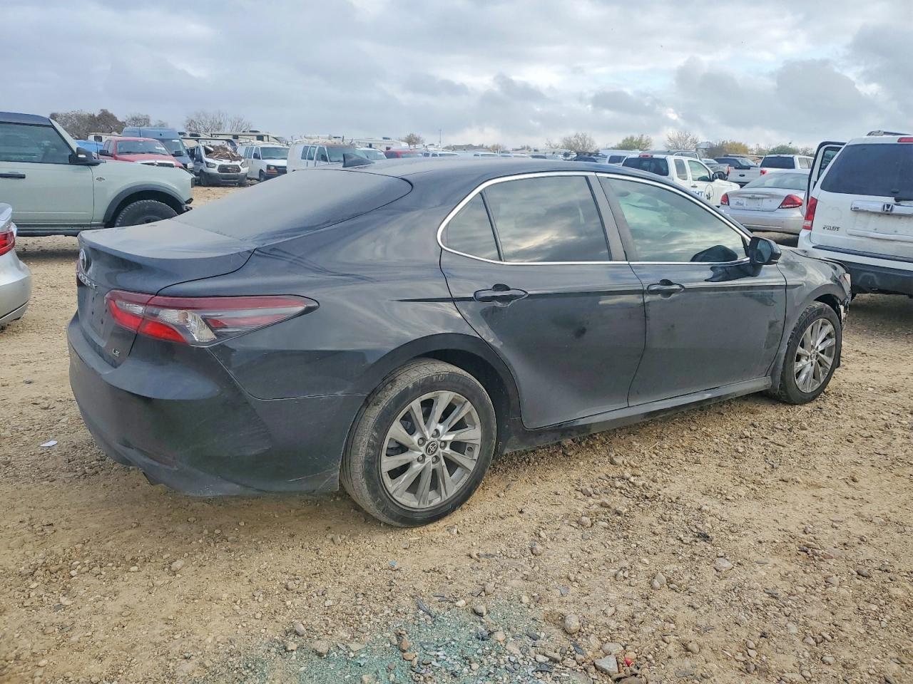 2021 TOYOTA CAMRY LE photo 7