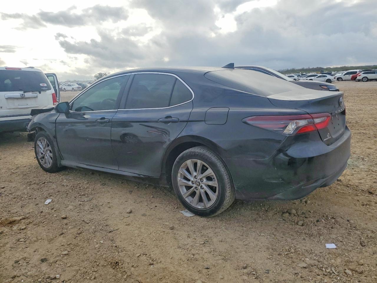 2021 TOYOTA CAMRY LE photo 4