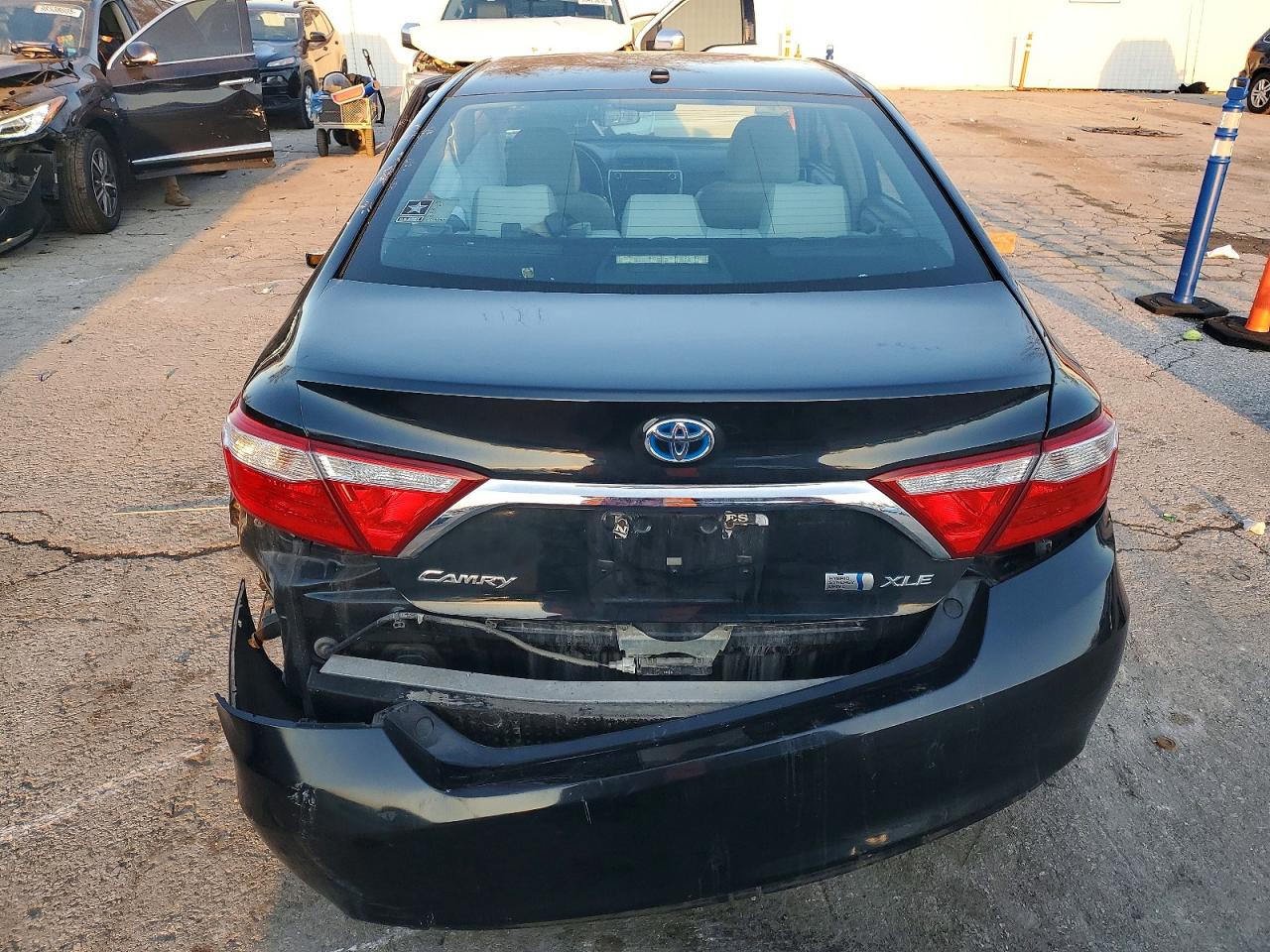 2017 TOYOTA CAMRY HYBRID photo 6