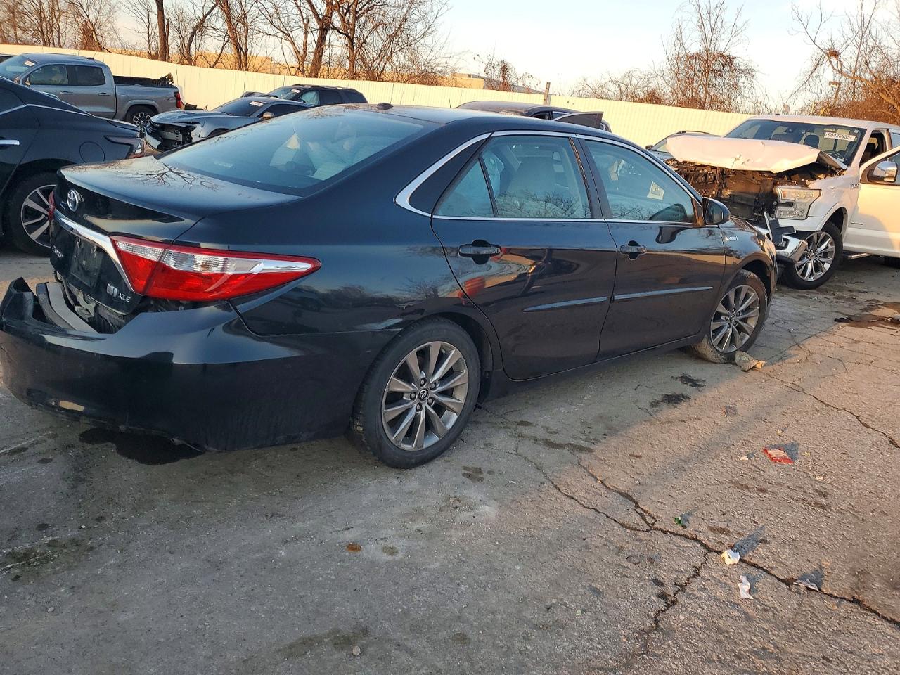 2017 TOYOTA CAMRY HYBRID photo 3