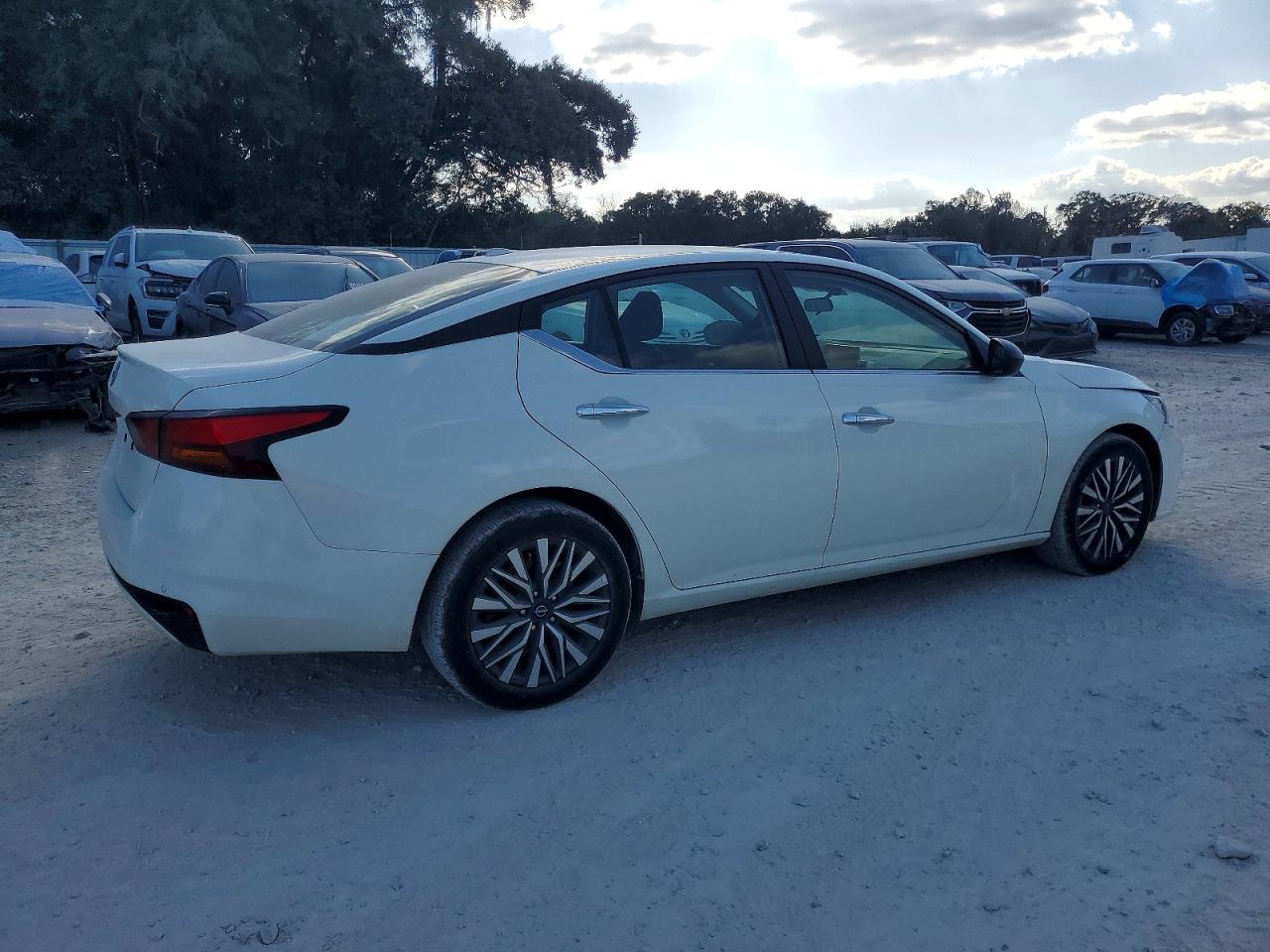 2025 NISSAN ALTIMA SV photo 3