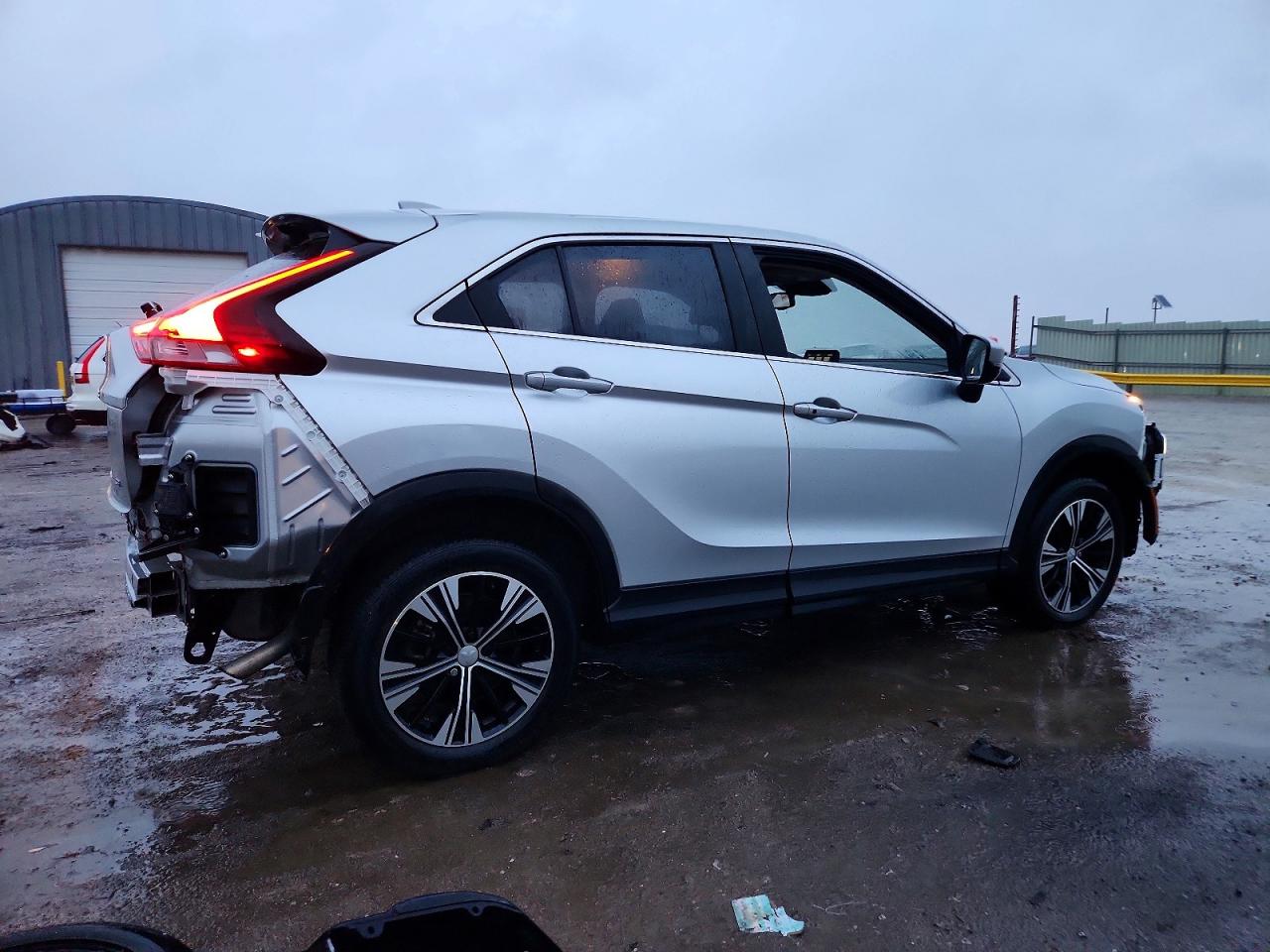2022 MITSUBISHI ECLIPSE CROSS SE photo 3