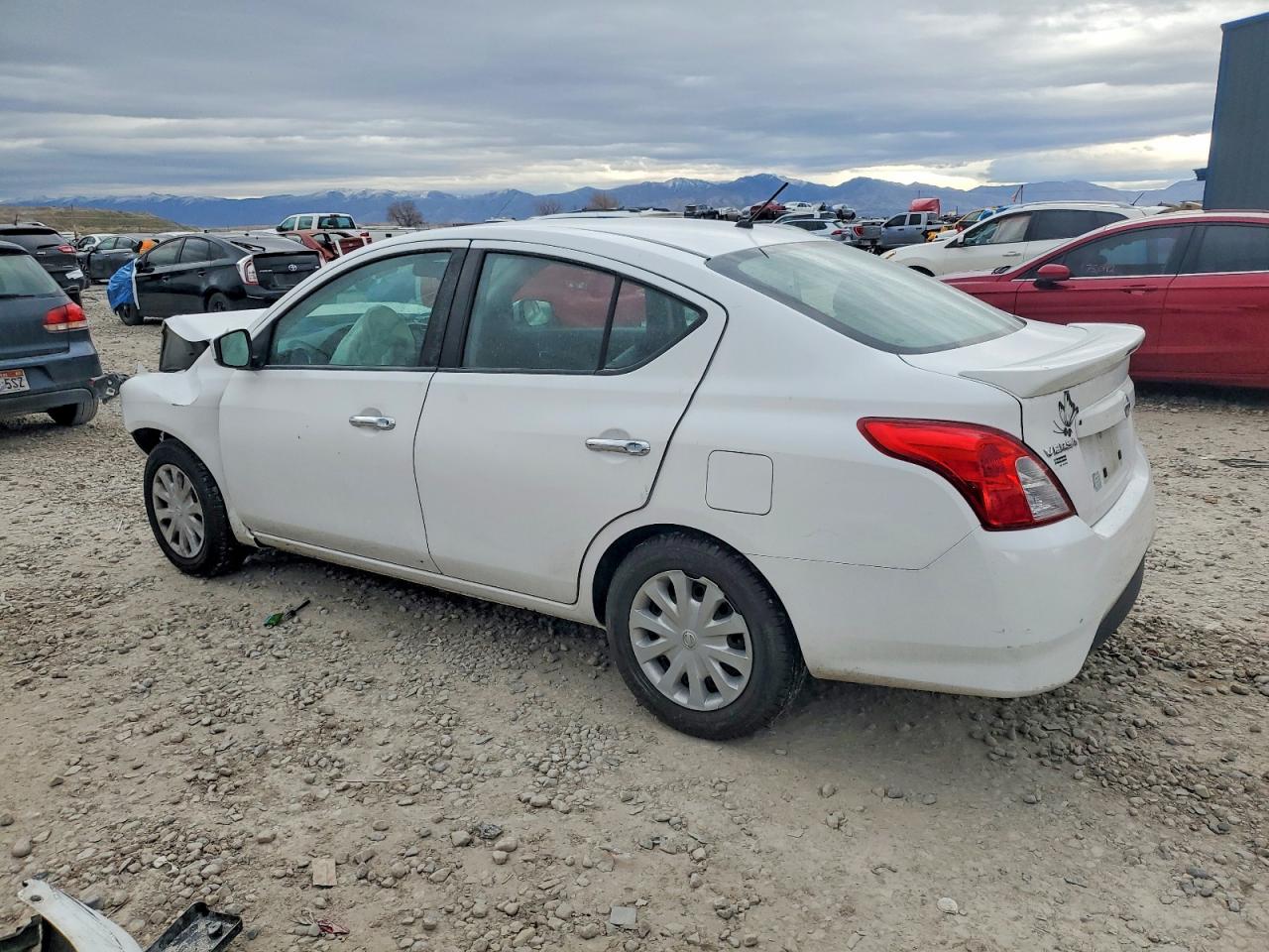 2019 NISSAN VERSA S photo 3