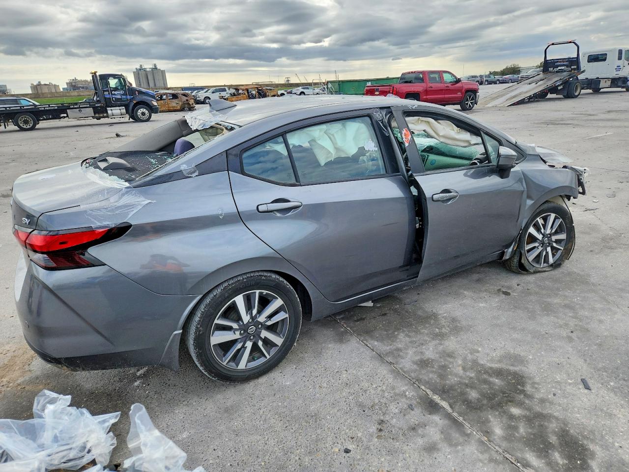2020 NISSAN VERSA SV photo 3