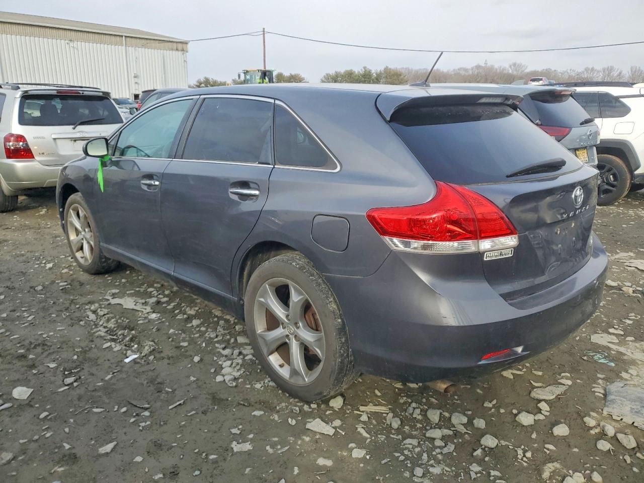 2012 TOYOTA VENZA LE photo 2