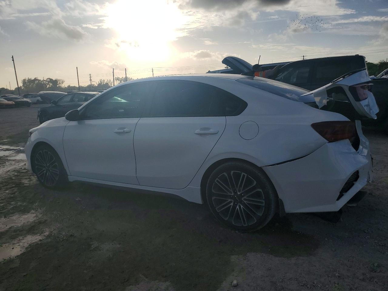 2023 KIA FORTE GT photo 2
