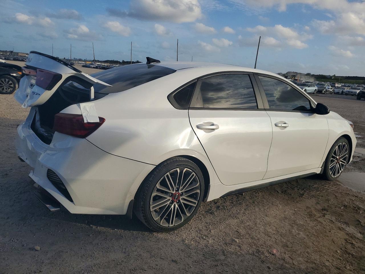 2023 KIA FORTE GT photo 3