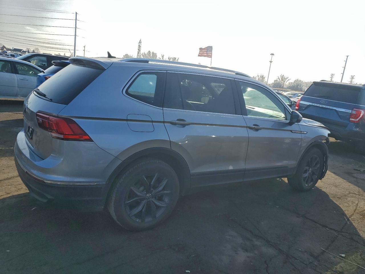 2024 VOLKSWAGEN TIGUAN SE photo 3