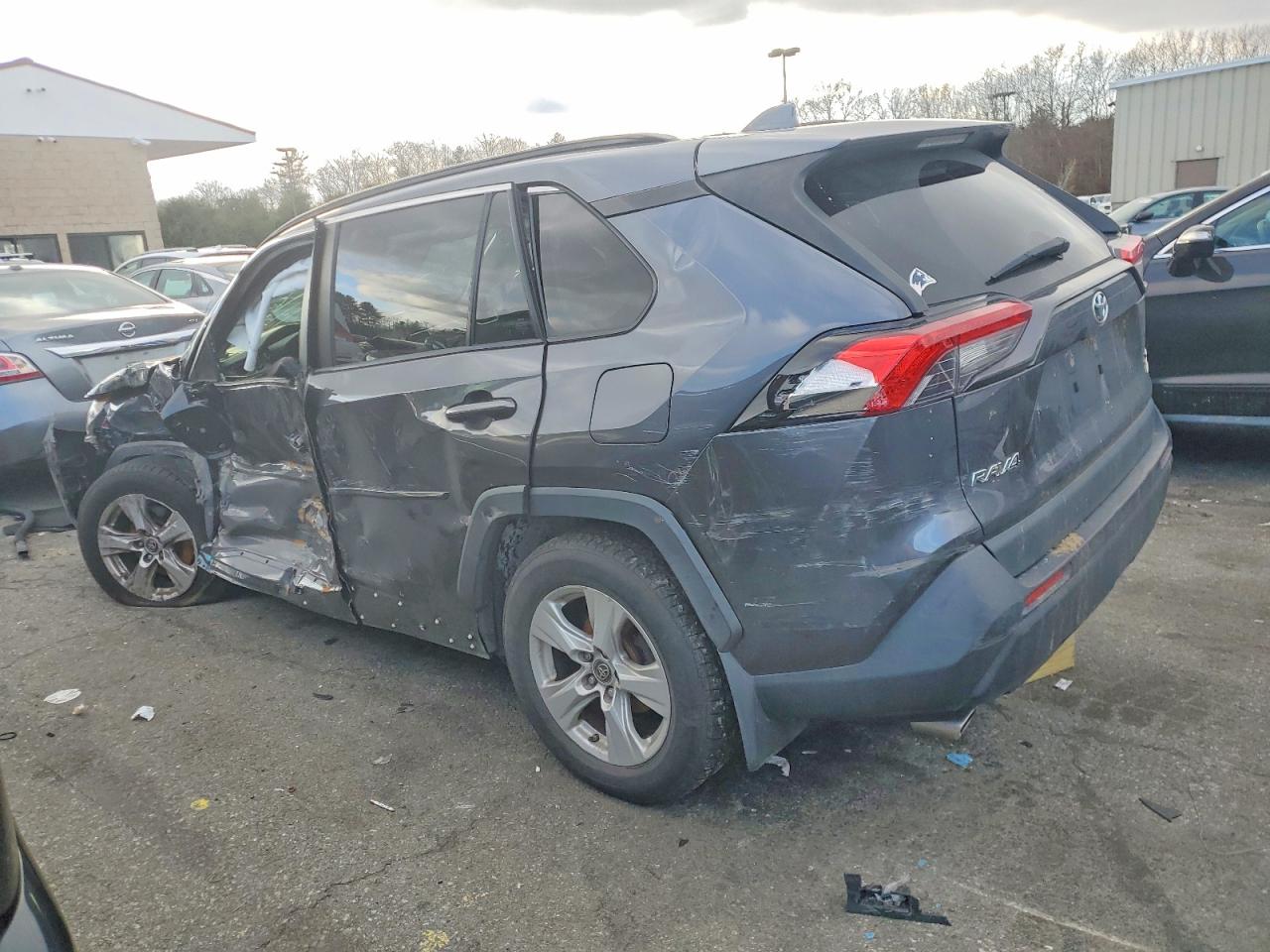2019 TOYOTA RAV4 XLE photo 4