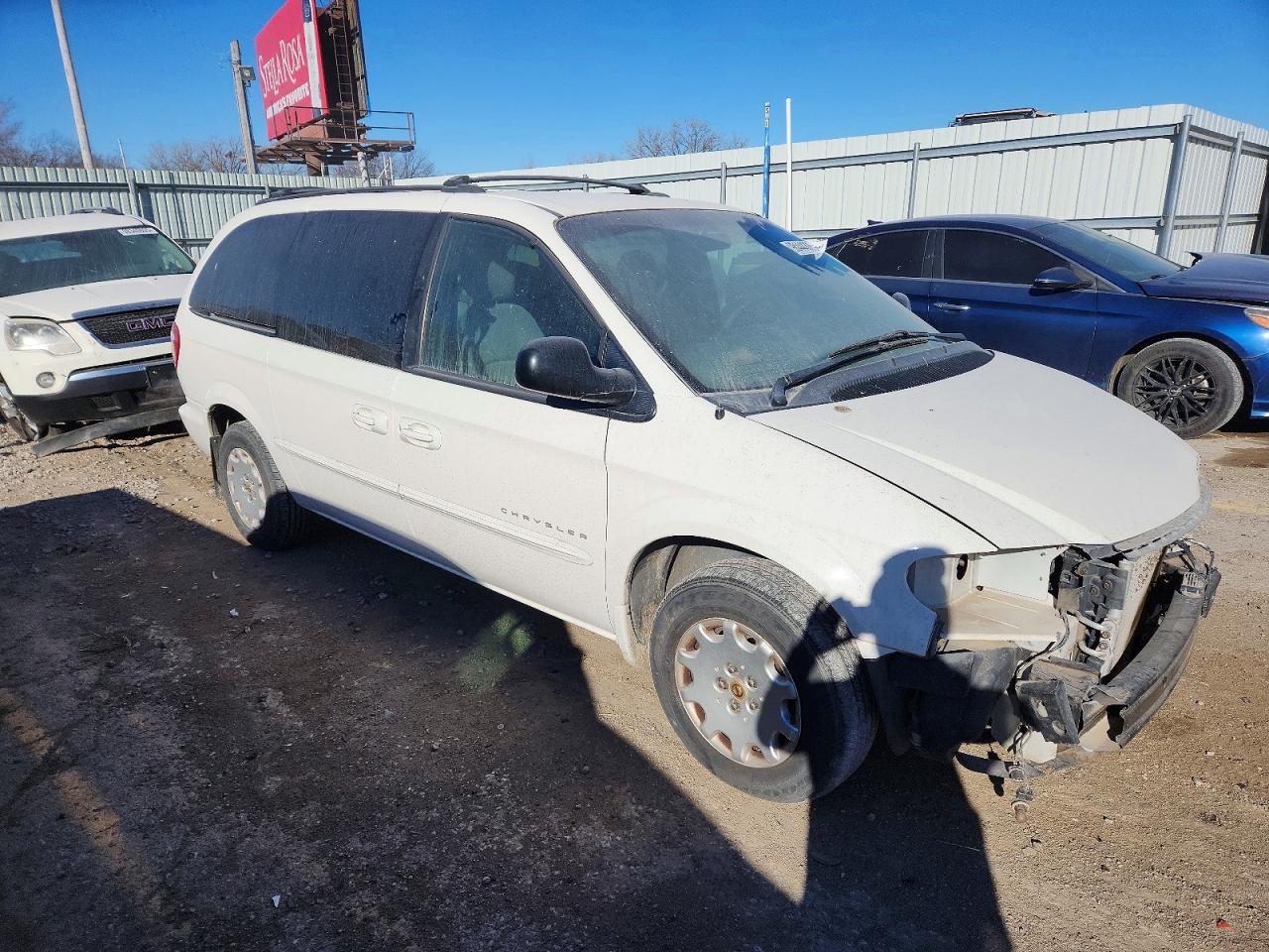 2001 CHRYSLER TOWN & COUNTRY LX photo 4