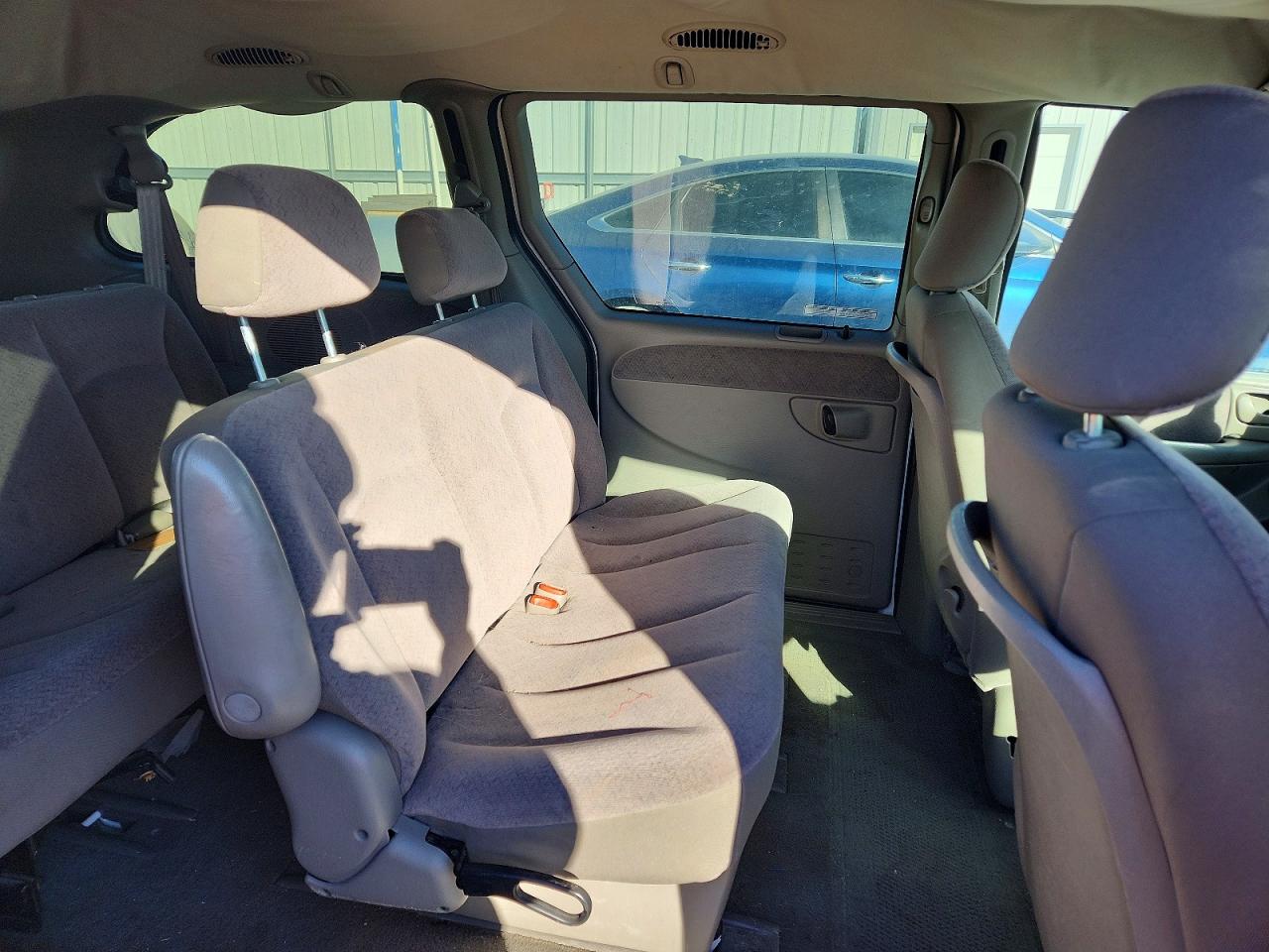 2001 CHRYSLER TOWN & COUNTRY LX photo 11