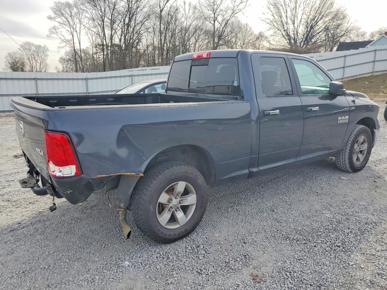 2017 RAM 1500 SLT photo 3