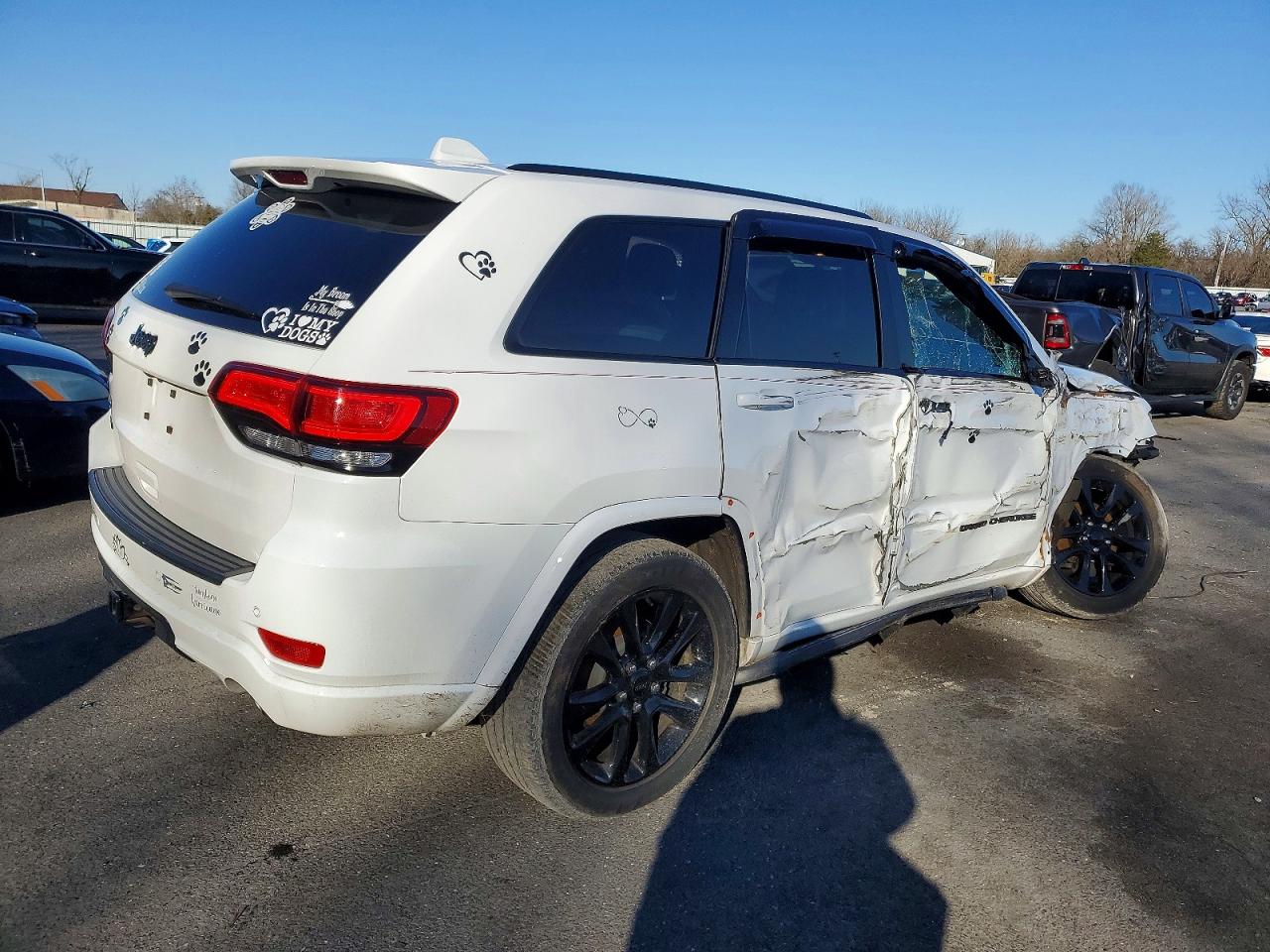 2020 JEEP GRAND CHEROKEE LAREDO photo 3