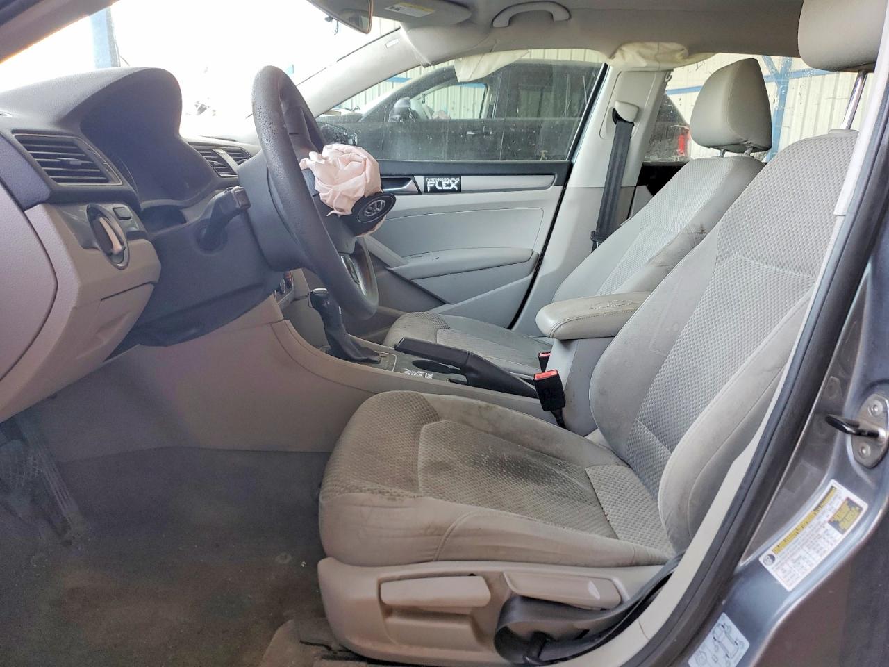 2014 VOLKSWAGEN PASSAT S photo 13